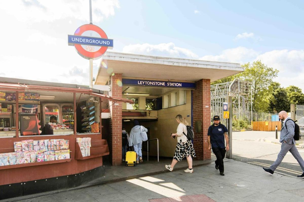 Huge 6 Beds House In Zone 2 London-mobilerateoffers-families-leisure-parking-wifi-pooltable-netflix-sleeps15! London