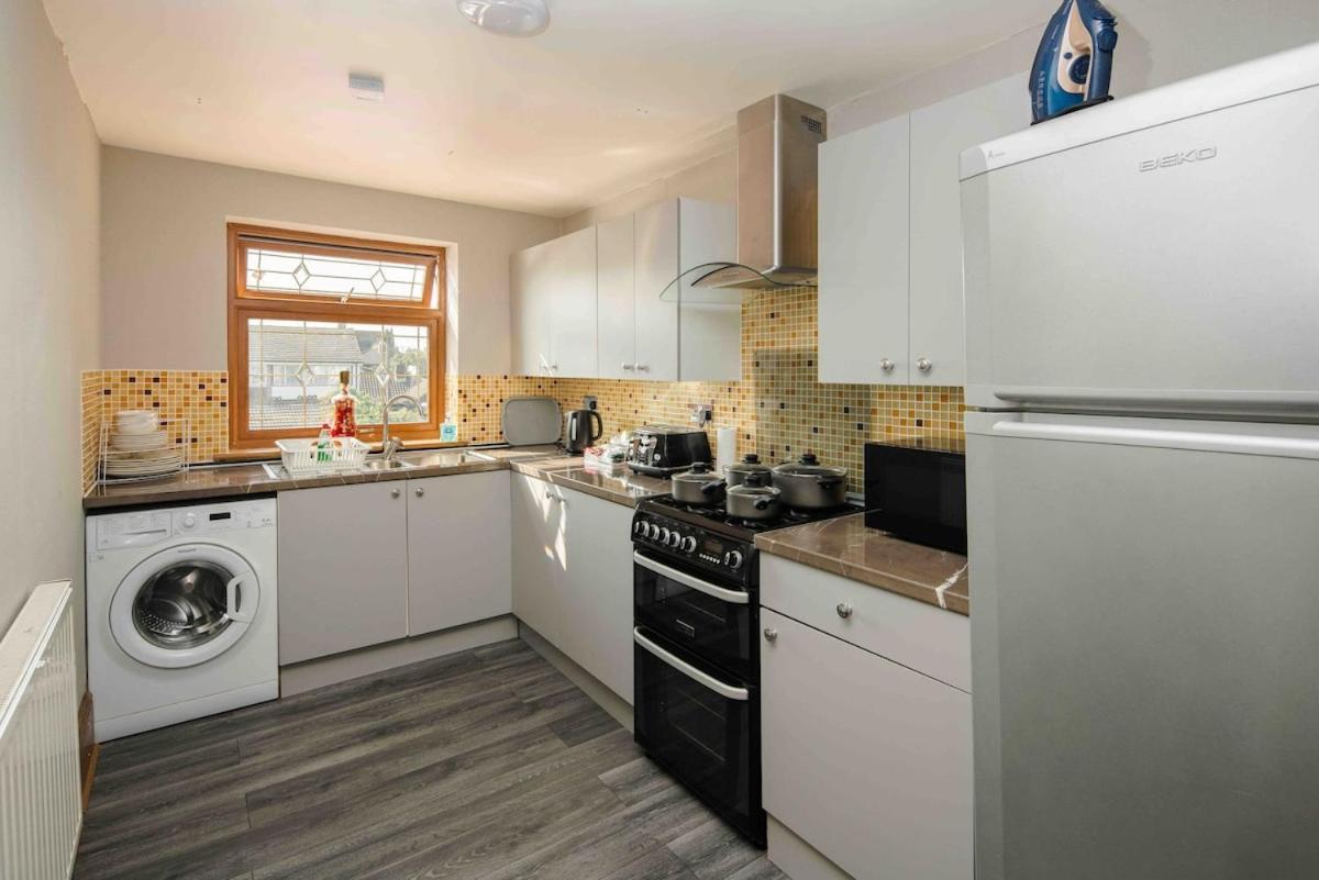 Huge 6 Beds House In Zone 2 London-mobilerateoffers-families-leisure-parking-wifi-pooltable-netflix-sleeps15! Apartment London
