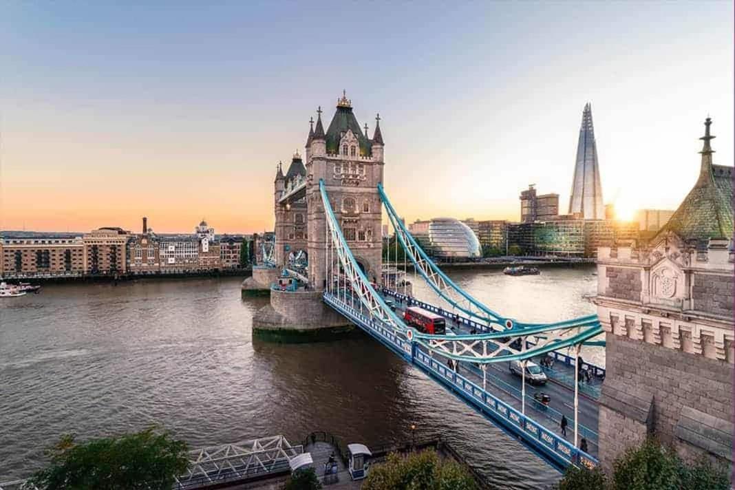 Huge 6 Beds House In Zone 2 London-mobilerateoffers-families-leisure-parking-wifi-pooltable-netflix-sleeps15! * London
