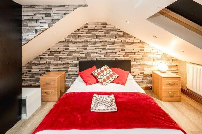 Apartment Huge 6 Beds House In Zone 2 London-mobilerateoffers-families-leisure-parking-wifi-pooltable-netflix-sleeps15!