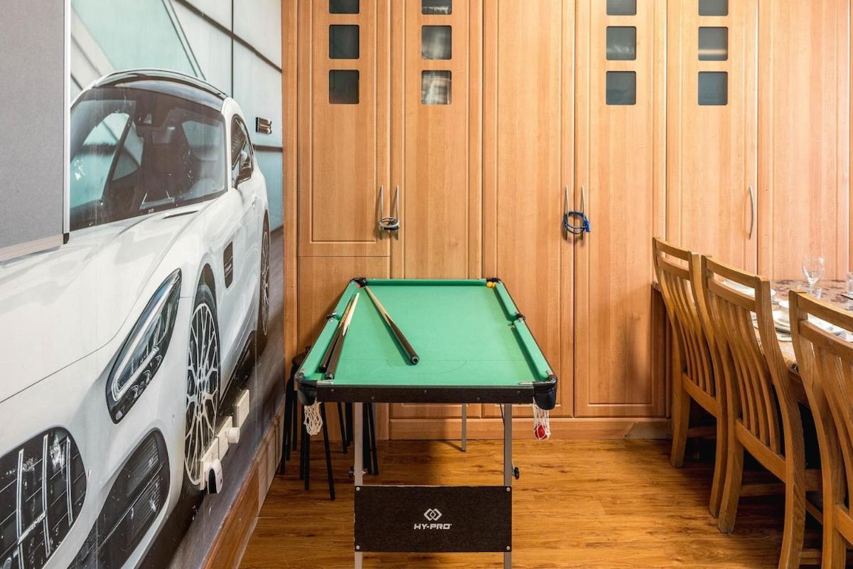 Huge 6 Beds House In Zone 2 London-mobilerateoffers-families-leisure-parking-wifi-pooltable-netflix-sleeps15! London