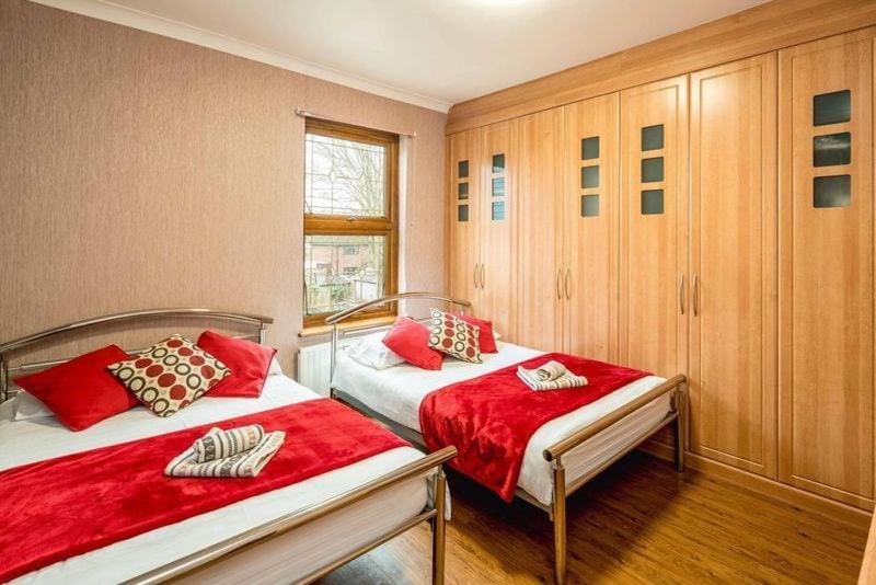 Huge 6 Beds House In Zone 2 London-mobilerateoffers-families-leisure-parking-wifi-pooltable-netflix-sleeps15! London