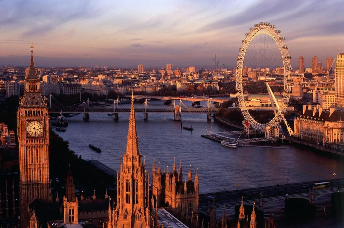Apartment Huge 6 Beds House In Zone 2 London-mobilerateoffers-families-leisure-parking-wifi-pooltable-netflix-sleeps15! London