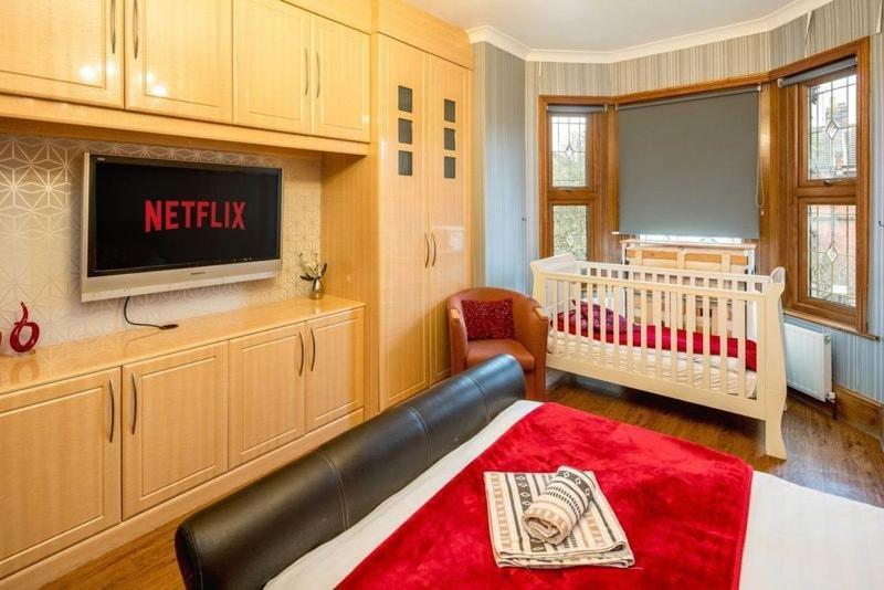 Apartment Huge 6 Beds House In Zone 2 London-mobilerateoffers-families-leisure-parking-wifi-pooltable-netflix-sleeps15! *