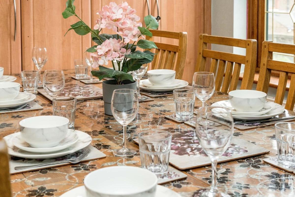 Apartment Huge 6 Beds House In Zone 2 London-mobilerateoffers-families-leisure-parking-wifi-pooltable-netflix-sleeps15! London