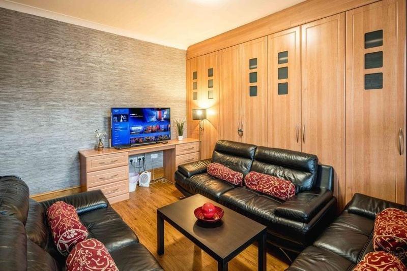 Huge 6 Beds House In Zone 2 London-mobilerateoffers-families-leisure-parking-wifi-pooltable-netflix-sleeps15! * London