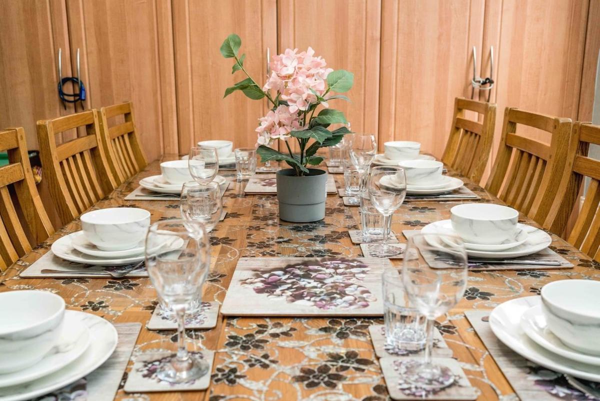 Huge 6 Beds House In Zone 2 London-mobilerateoffers-families-leisure-parking-wifi-pooltable-netflix-sleeps15! Apartment *