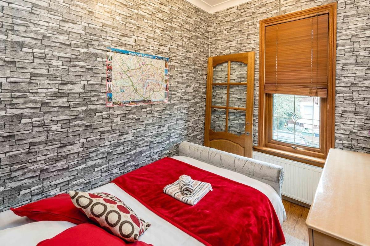 Apartment Huge 6 Beds House In Zone 2 London-mobilerateoffers-families-leisure-parking-wifi-pooltable-netflix-sleeps15!
