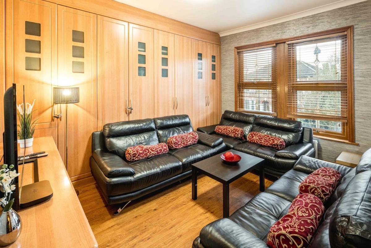 Huge 6 Beds House In Zone 2 London-mobilerateoffers-families-leisure-parking-wifi-pooltable-netflix-sleeps15! Apartment London