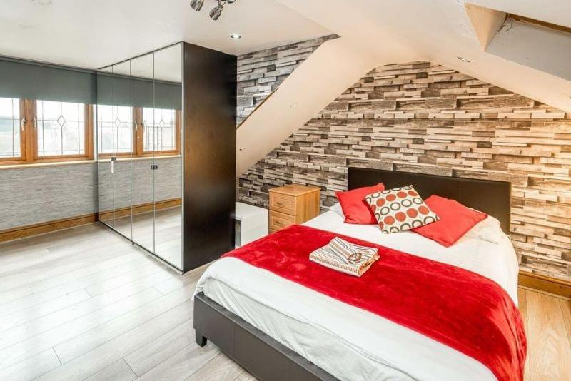 Apartment Huge 6 Beds House In Zone 2 London-mobilerateoffers-families-leisure-parking-wifi-pooltable-netflix-sleeps15! London