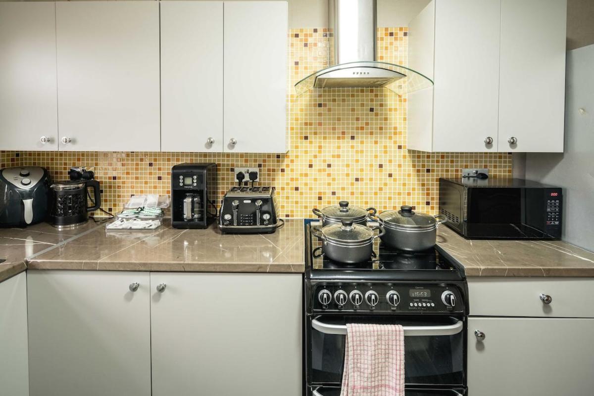 Huge 6 Beds House In Zone 2 London-mobilerateoffers-families-leisure-parking-wifi-pooltable-netflix-sleeps15! * London
