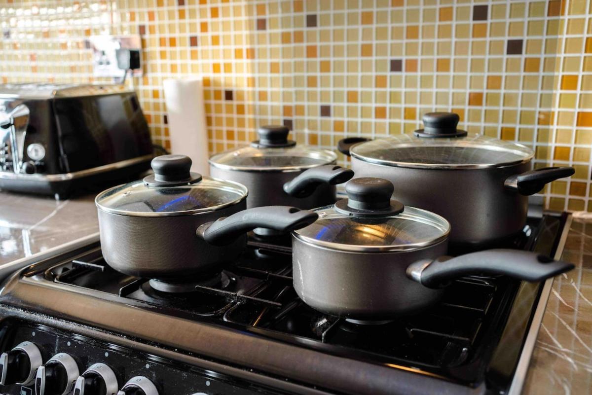 Huge 6 Beds House In Zone 2 London-mobilerateoffers-families-leisure-parking-wifi-pooltable-netflix-sleeps15! Apartment