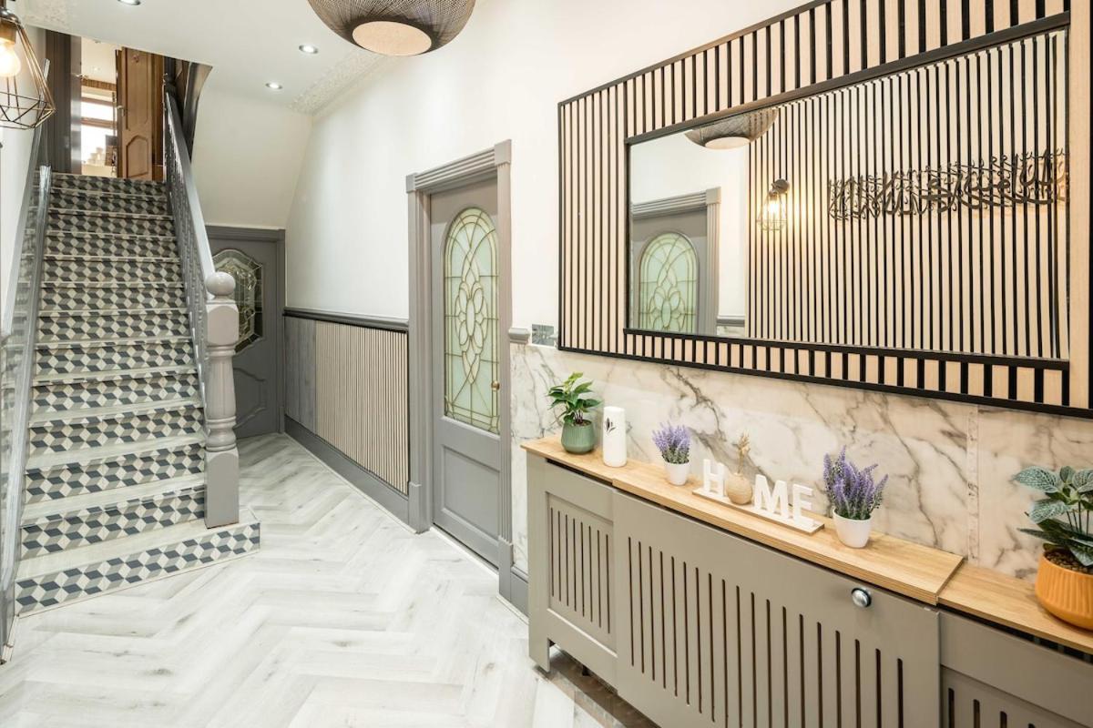Apartment Huge 6 Beds House In Zone 2 London-mobilerateoffers-families-leisure-parking-wifi-pooltable-netflix-sleeps15! London