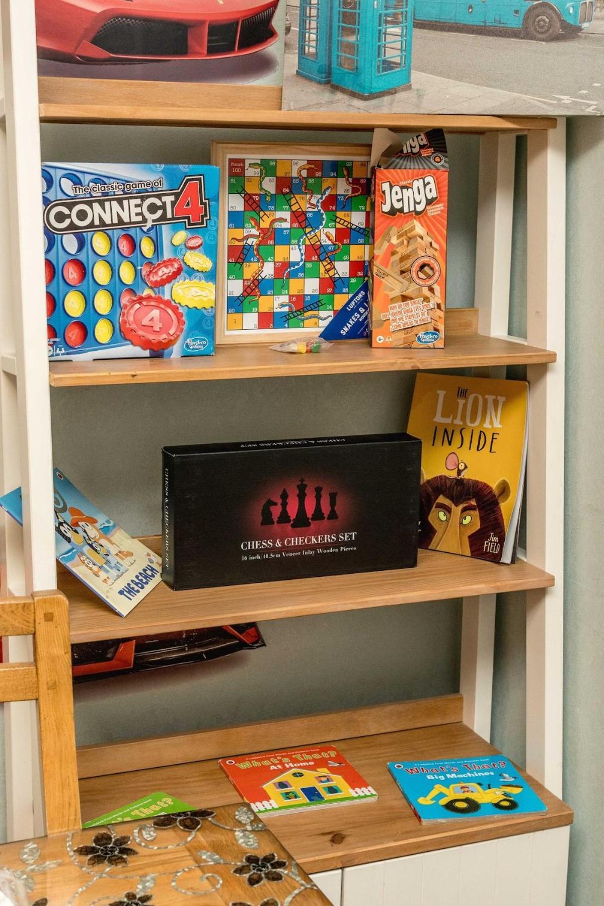 Huge 6 Beds House In Zone 2 London-mobilerateoffers-families-leisure-parking-wifi-pooltable-netflix-sleeps15! * London