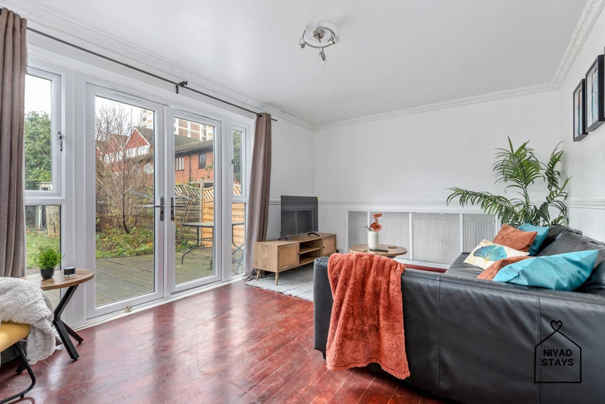 Hale Lodge, Comfy For Families And Contractors London