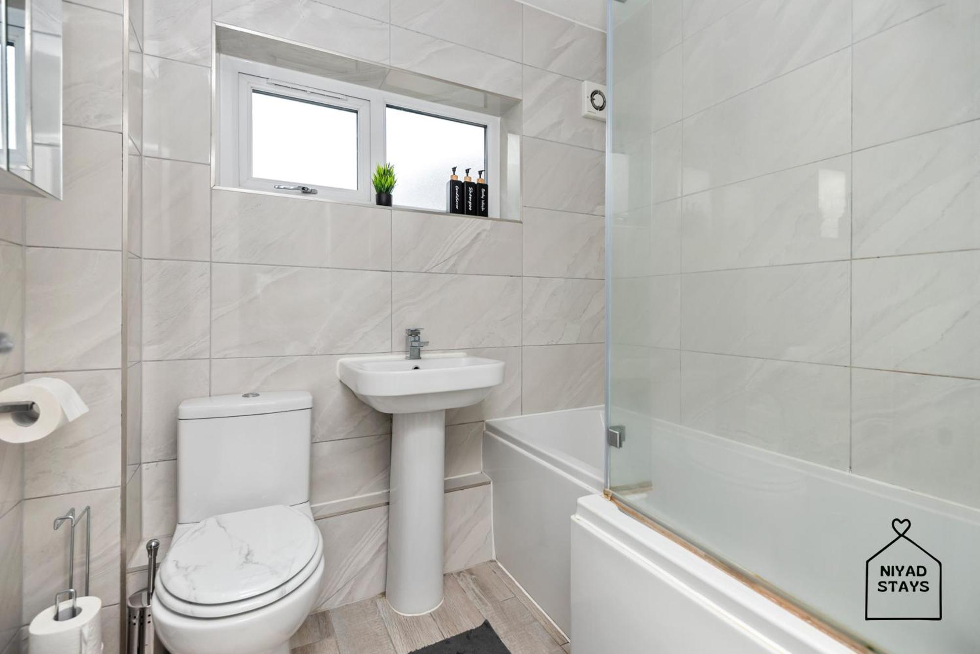 Hale Lodge, Comfy For Families And Contractors London