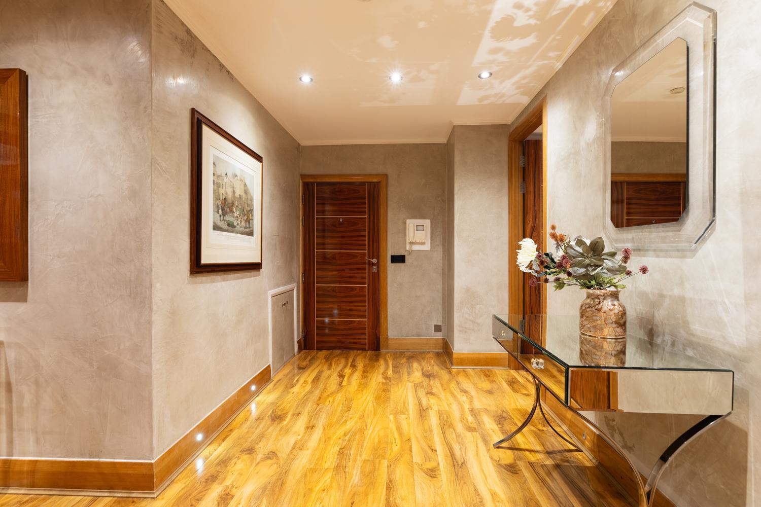 Mayfair Deluxe Apartment
