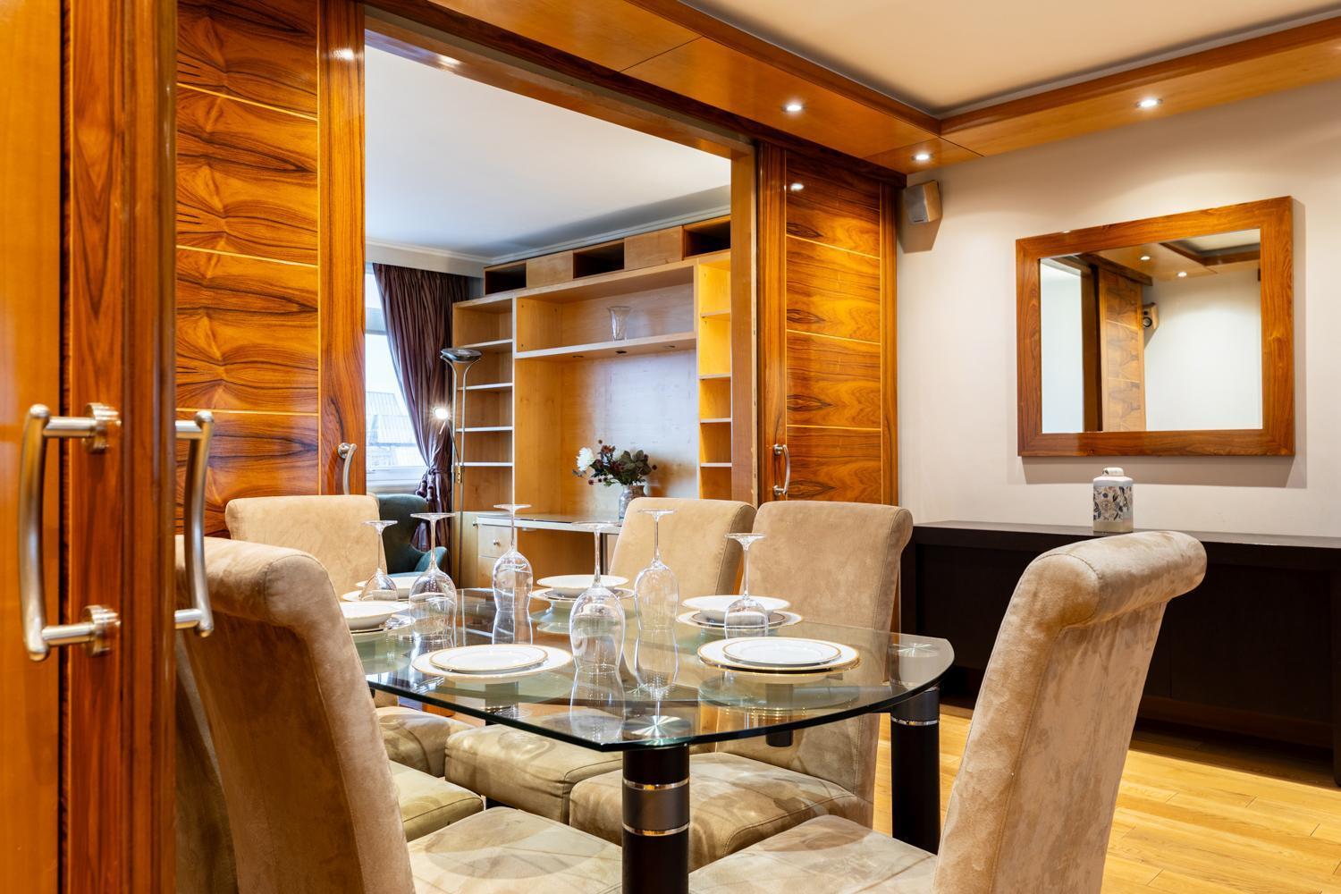 Mayfair Deluxe Apartment *