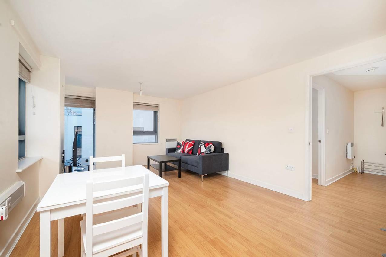 Charming Flat Close To Stadium Apartment London