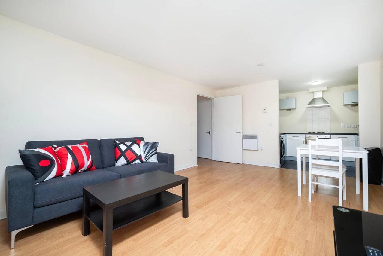 Charming Flat Close To Stadium Apartment