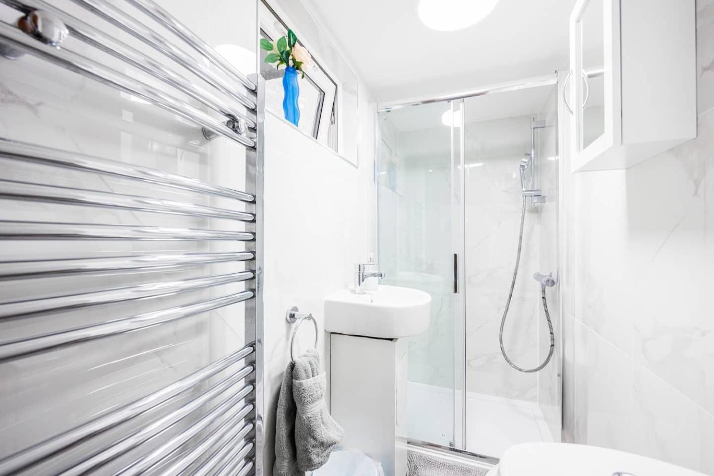 3 Bed 3 Bathroom Flat In Kensington A * Londen