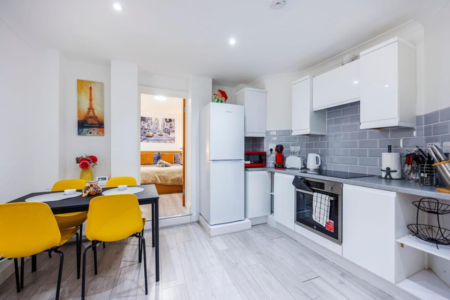 3 Bed 3 Bathroom Flat In Kensington A * Londen