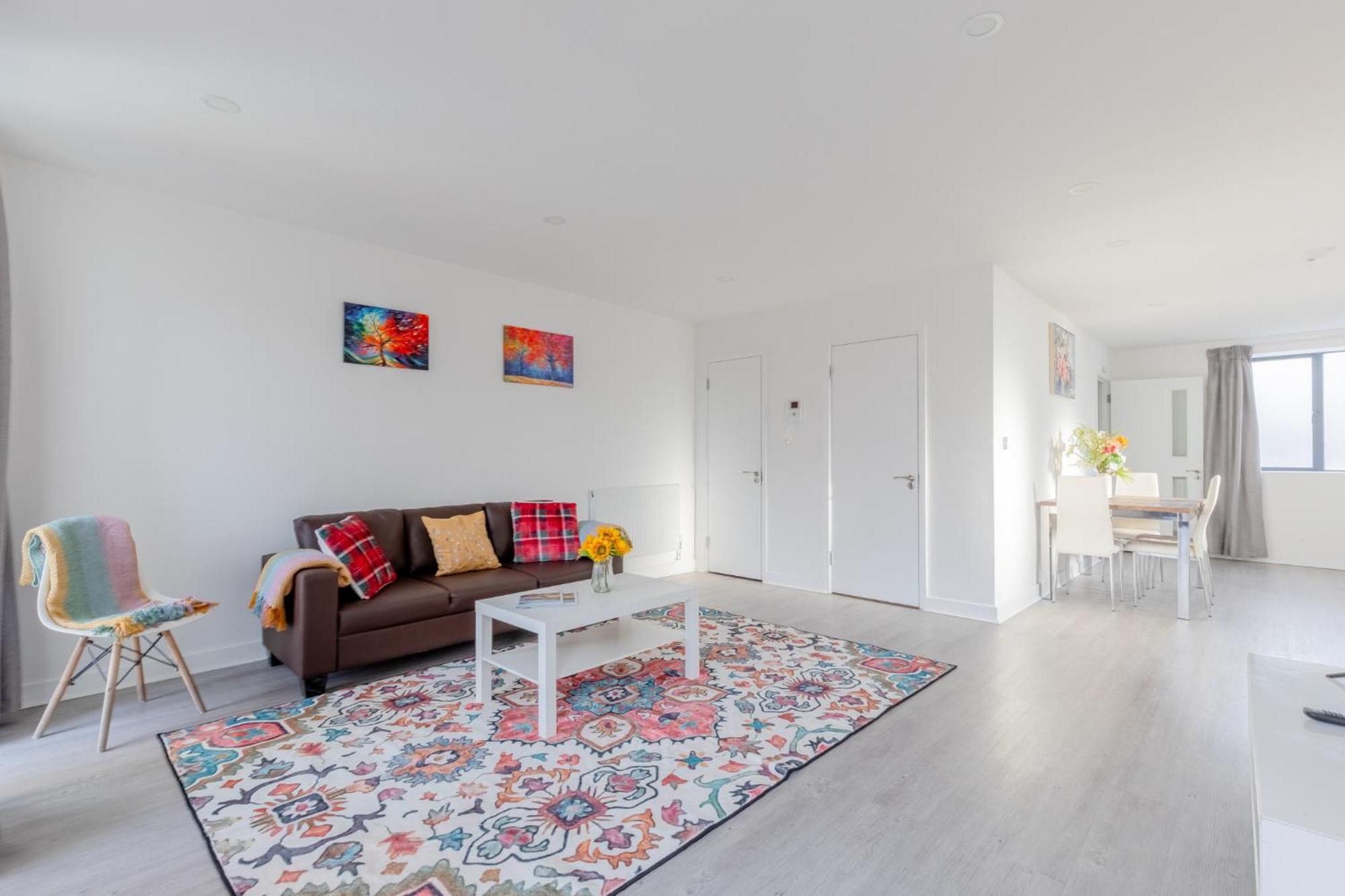 Spacious 3bd Flat Near Airport * London