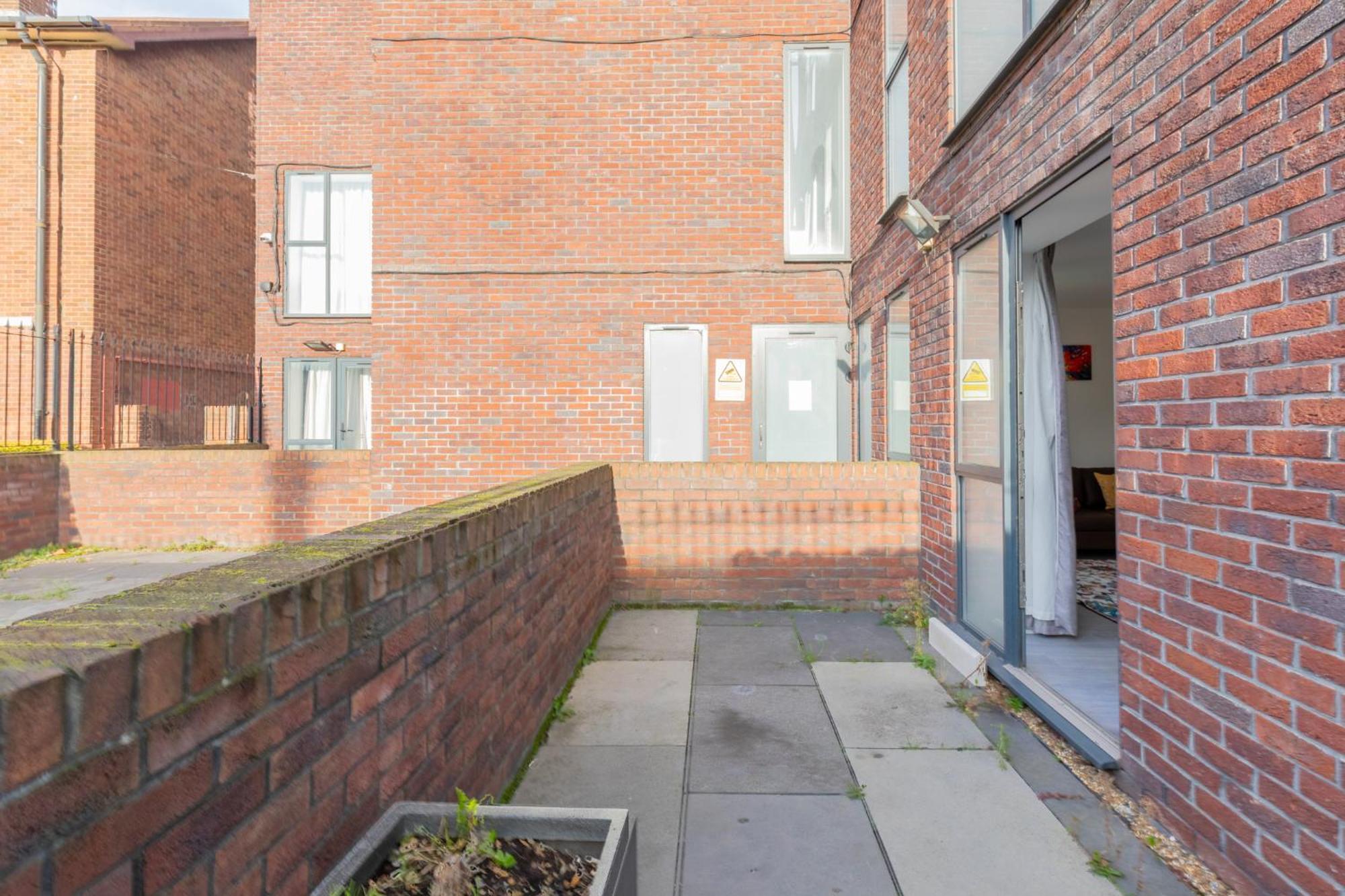 Spacious 3bd Flat Near Airport Apartment *