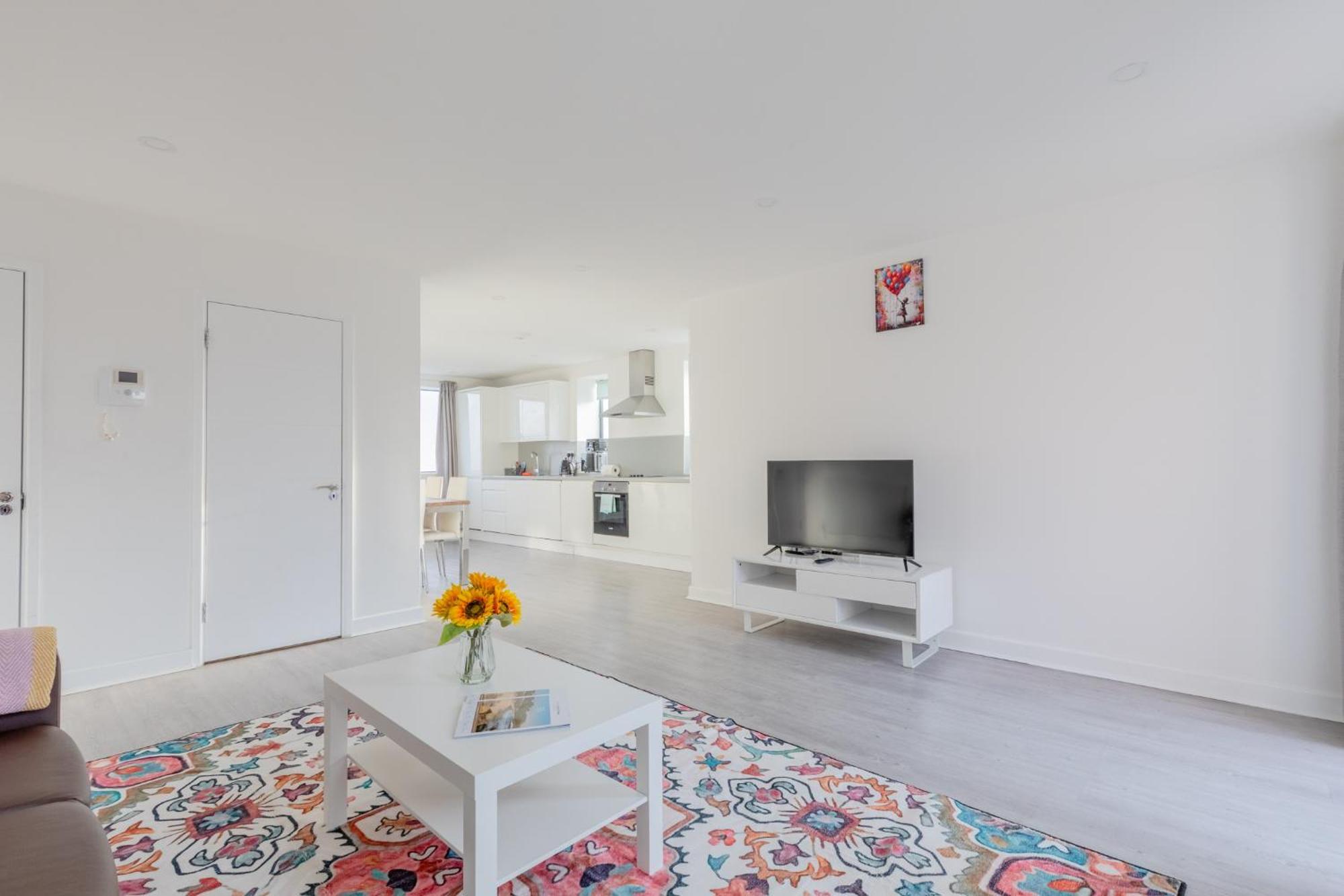 Apartment Spacious 3bd Flat Near Airport *