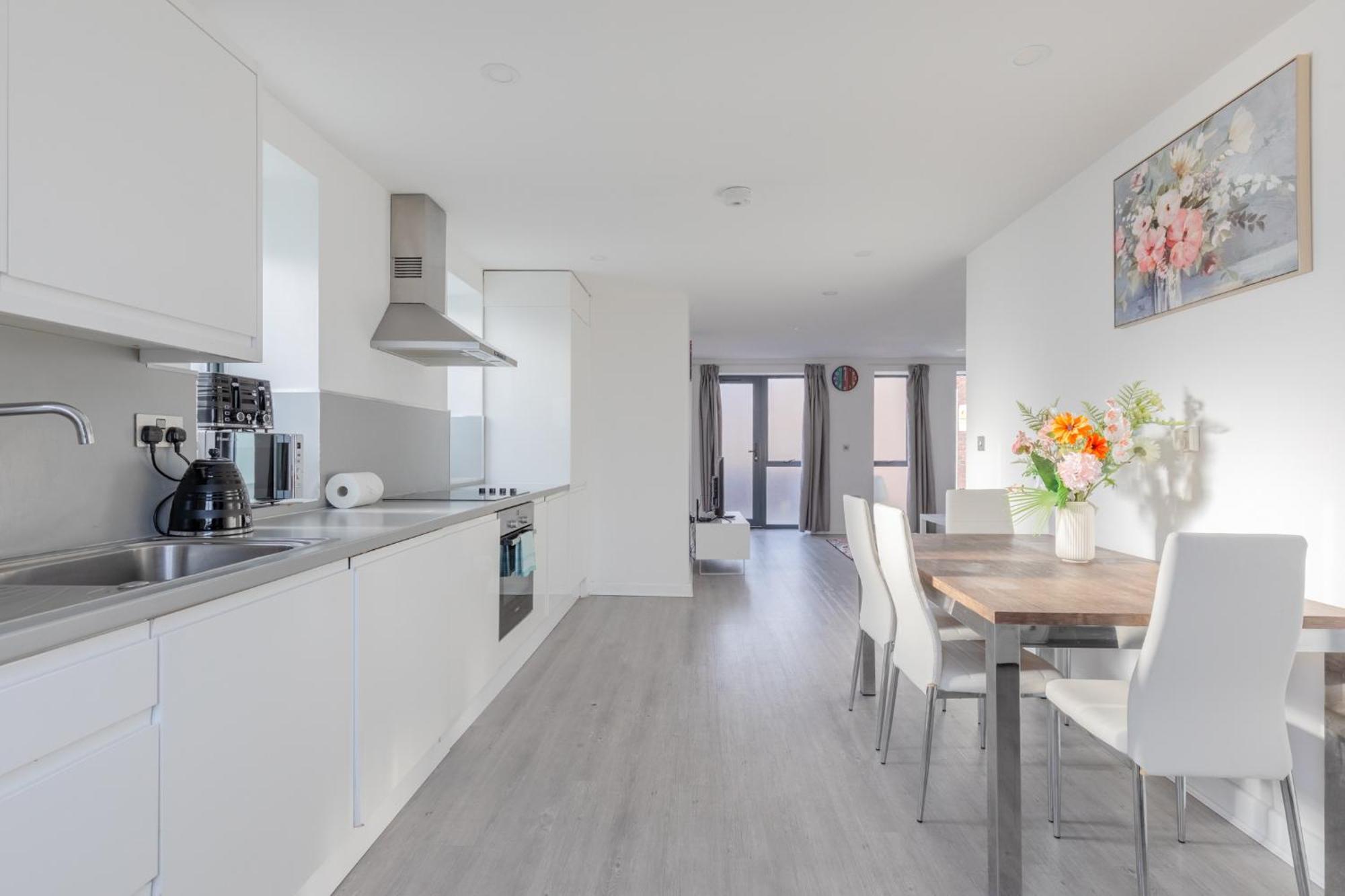 Spacious 3bd Flat Near Airport * London