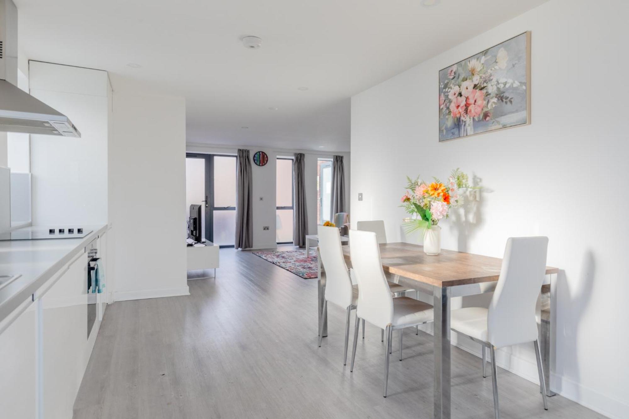 Spacious 3bd Flat Near Airport Apartment