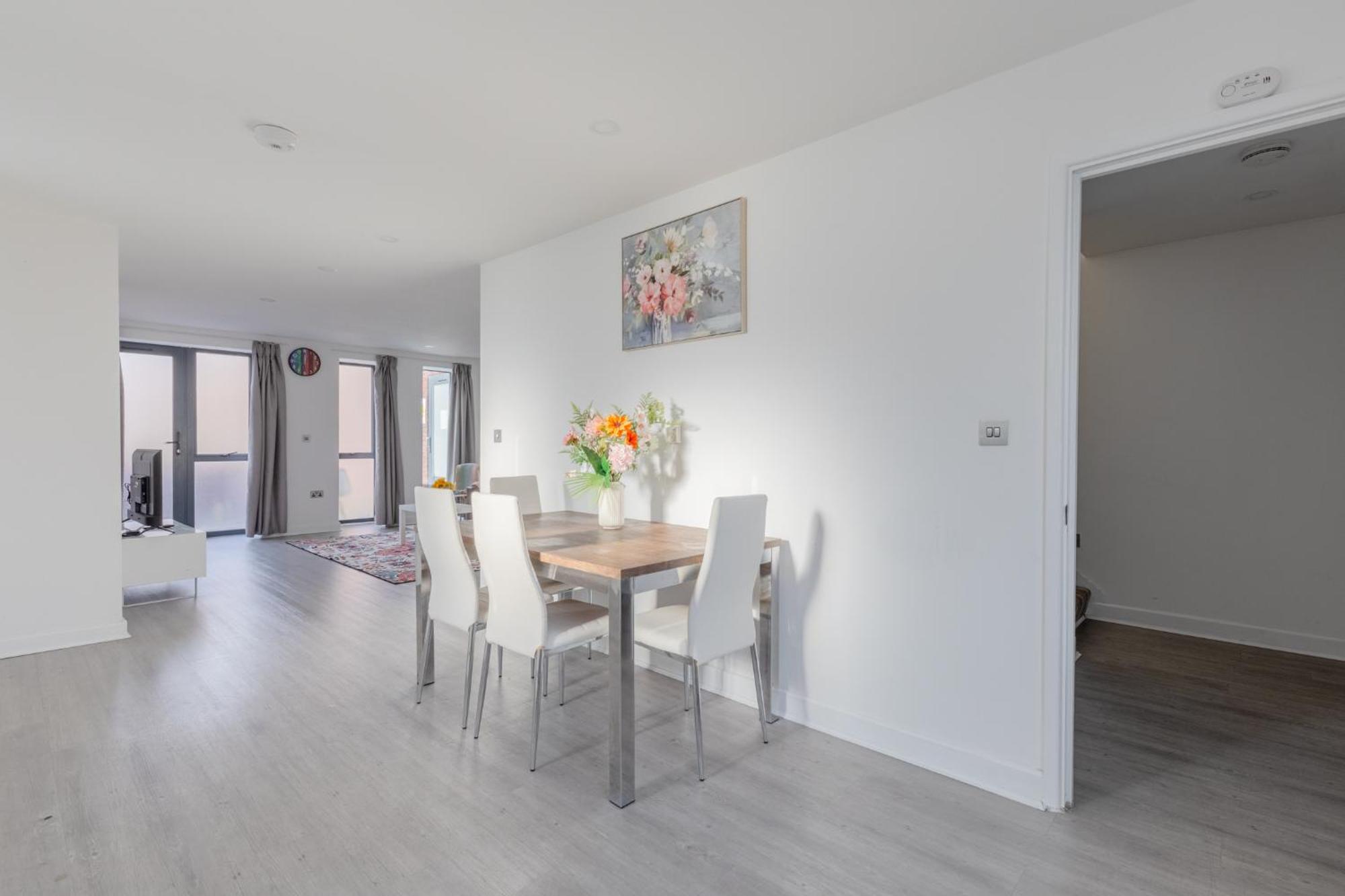 Spacious 3bd Flat Near Airport Apartment *
