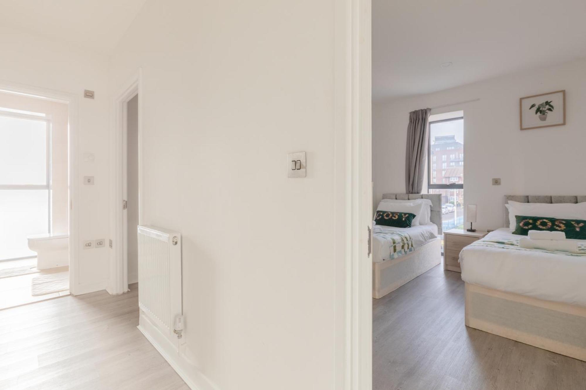 Spacious 3bd Flat Near Airport * London