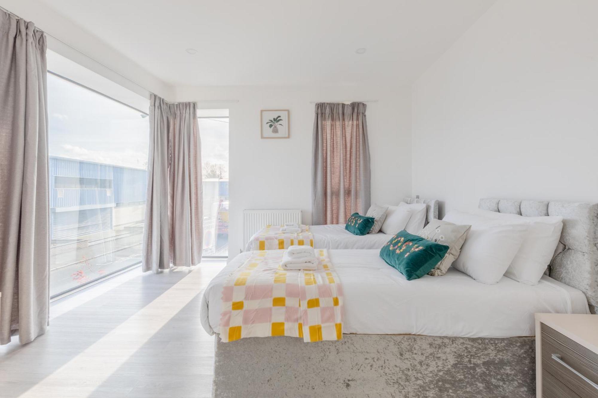 Spacious 3bd Flat Near Airport Apartment *
