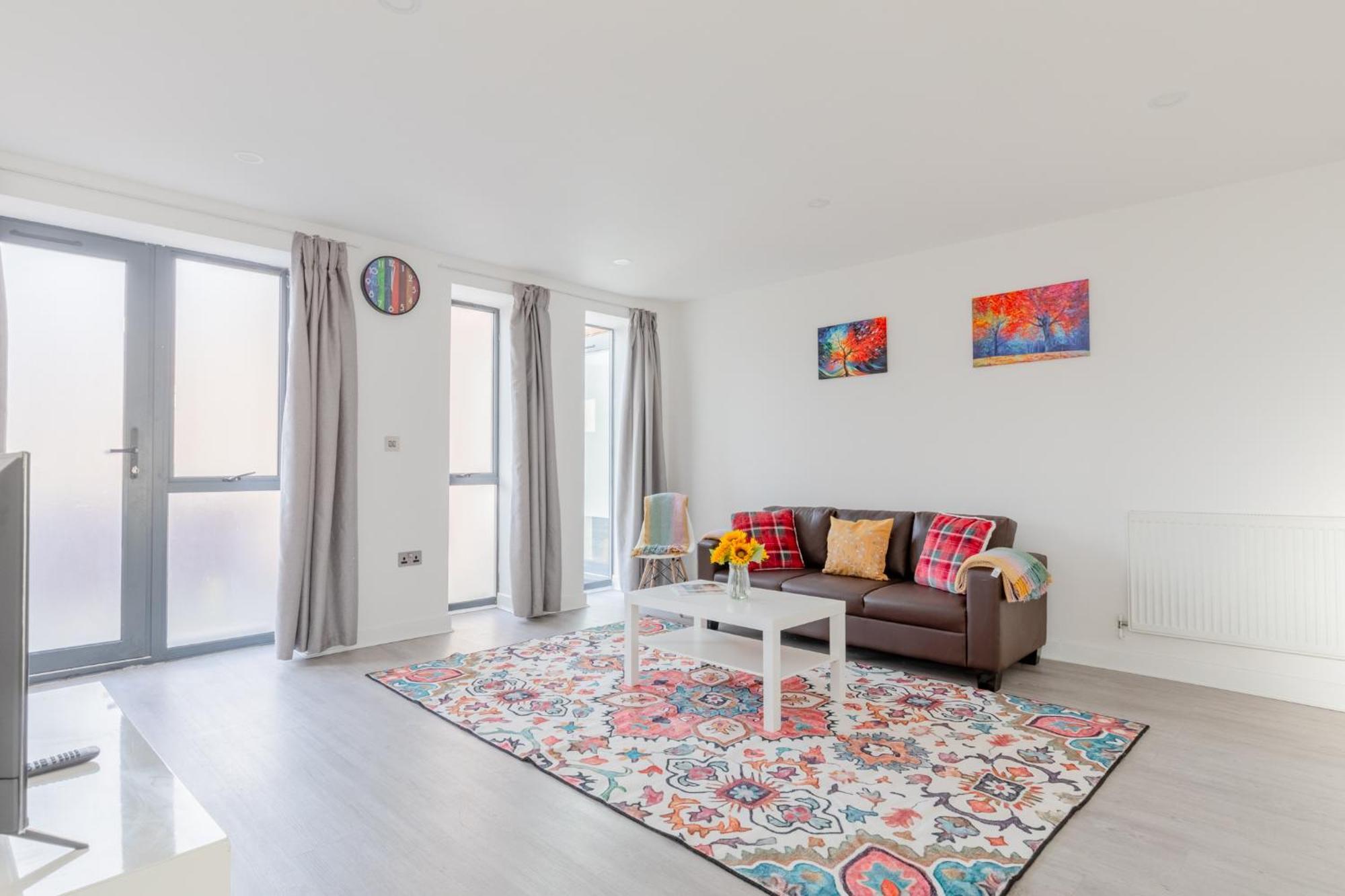 Spacious 3bd Flat Near Airport Apartment *