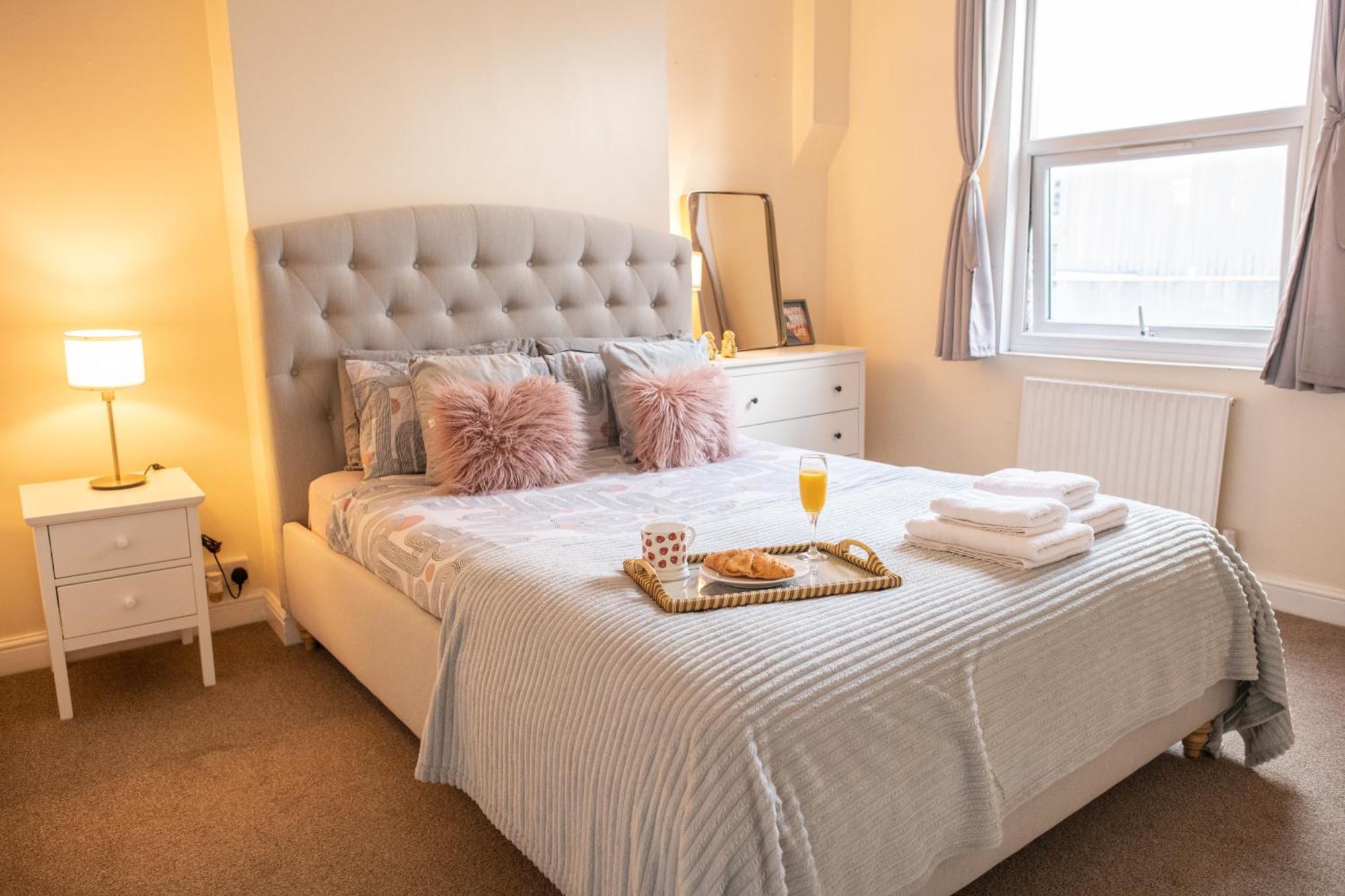 Apartment Ample Acton 4-bedroom Flat,ealing, West London
