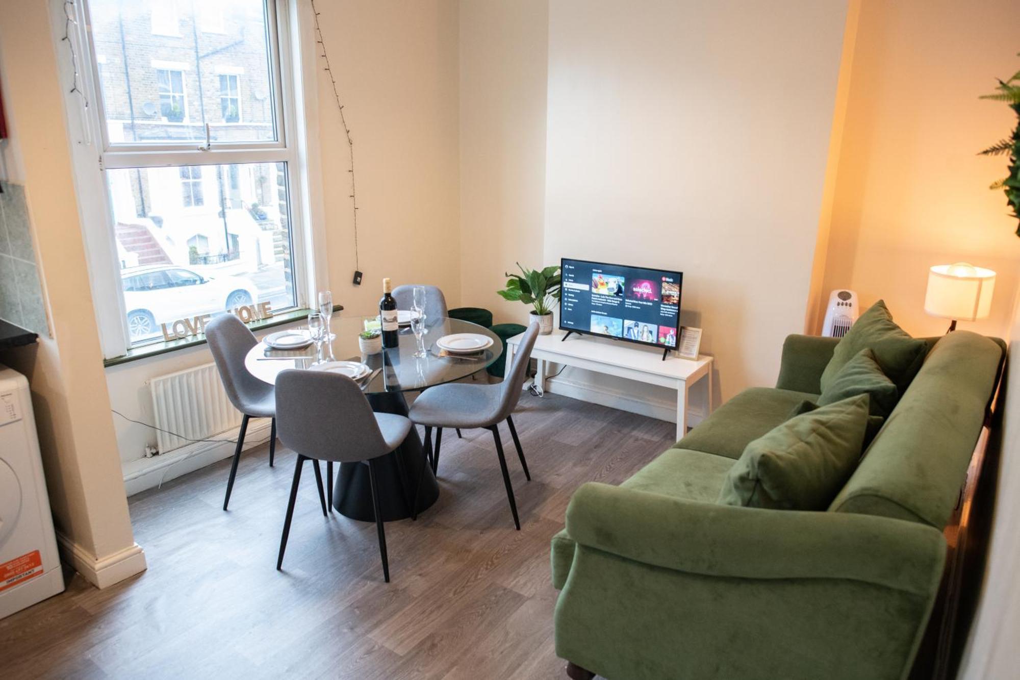 Ample Acton 4-bedroom Flat,ealing, West Apartment