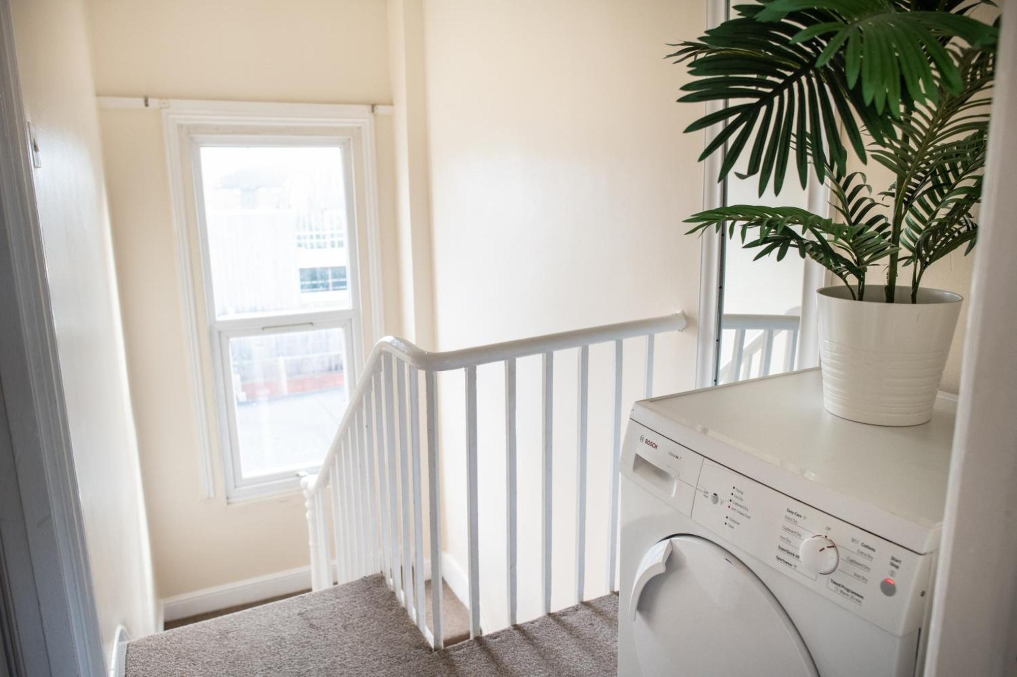 Ample Acton 4-bedroom Flat,ealing, West London