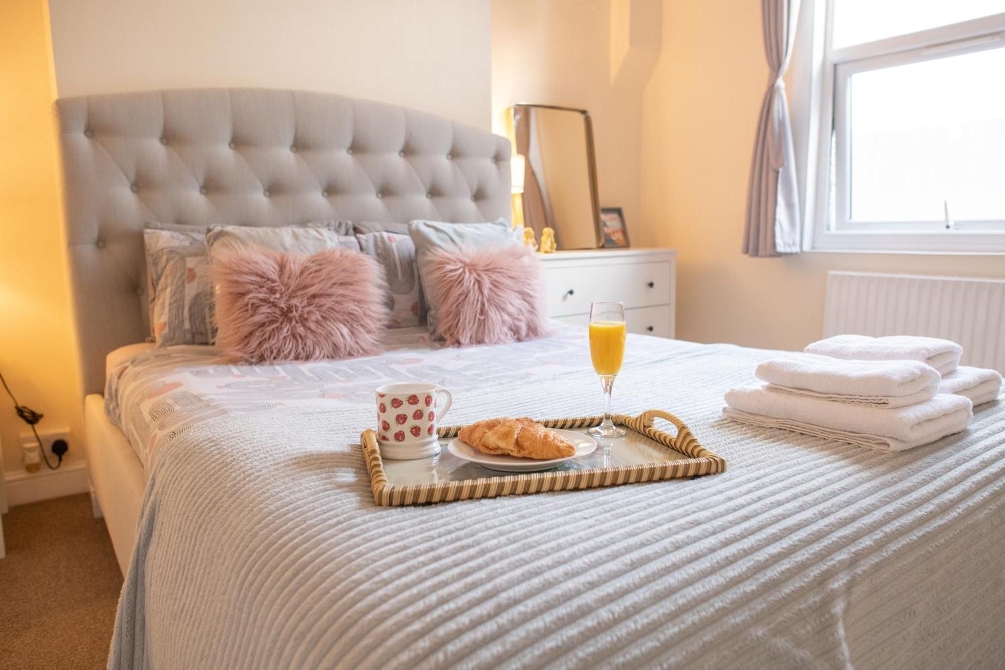 Ample Acton 4-bedroom Flat,ealing, West Apartment London