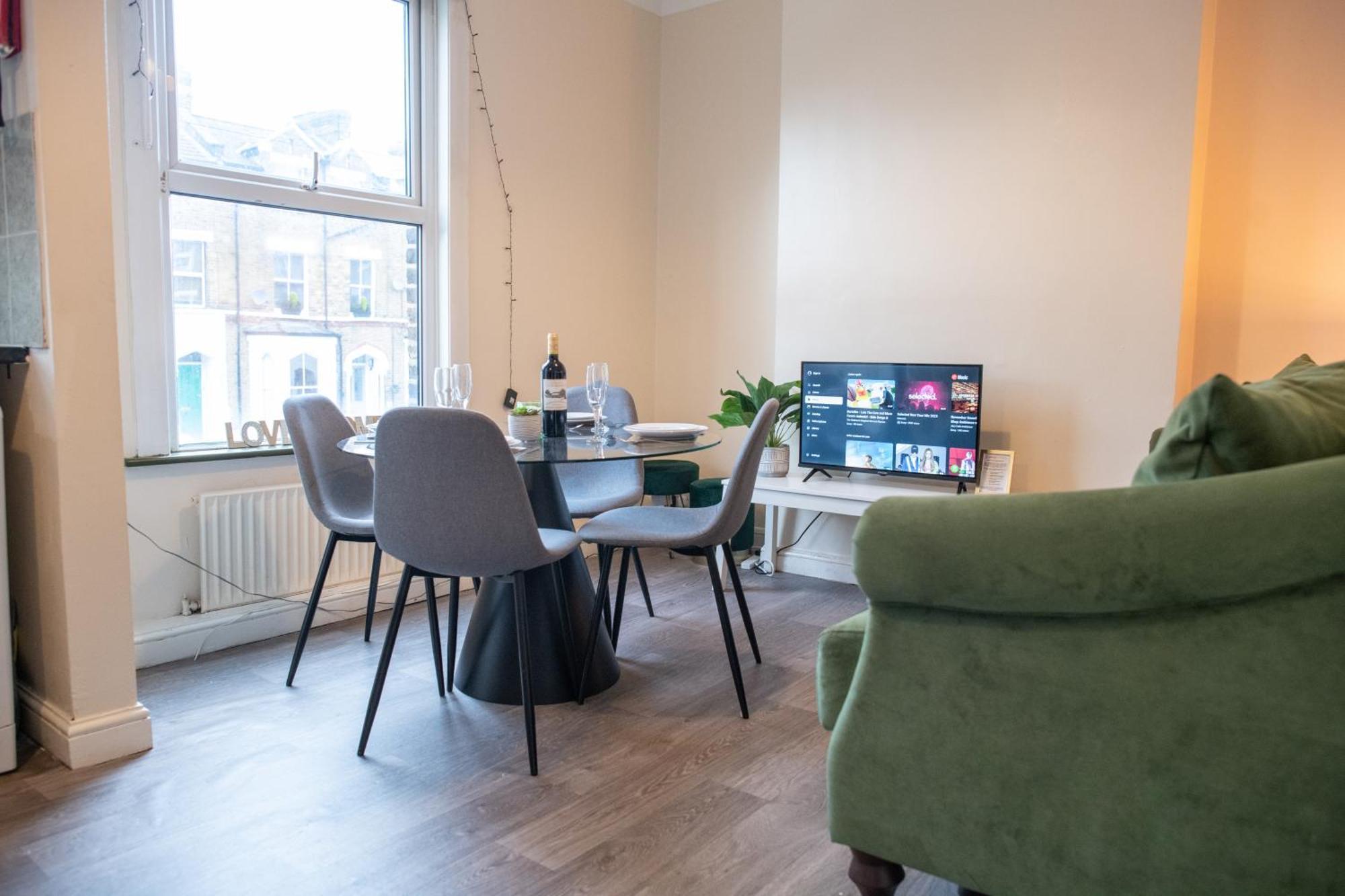 Apartment Ample Acton 4-bedroom Flat,ealing, West London
