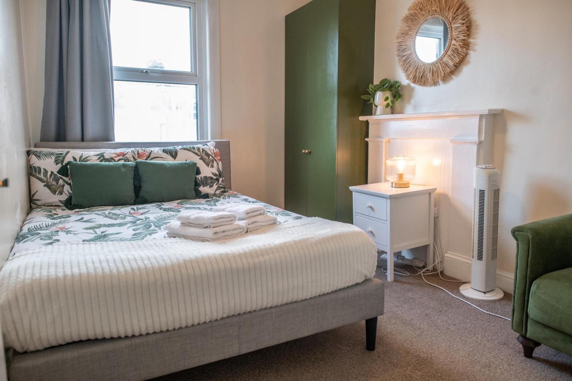Ample Acton 4-bedroom Flat,ealing, West London