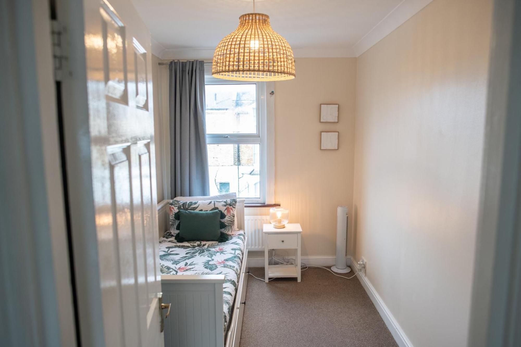 Ample Acton 4-bedroom Flat,ealing, West * London