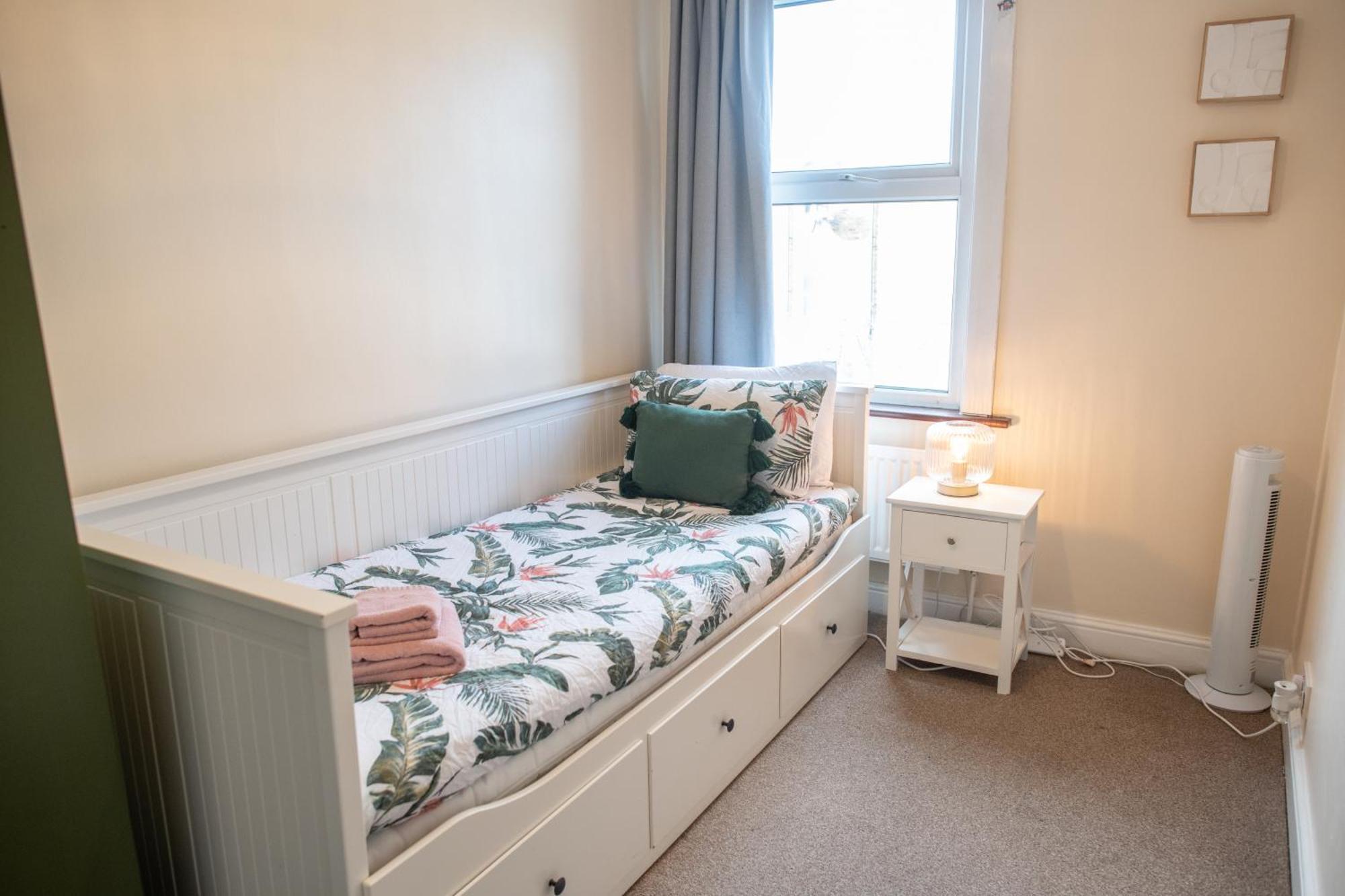 Apartment Ample Acton 4-bedroom Flat,ealing, West