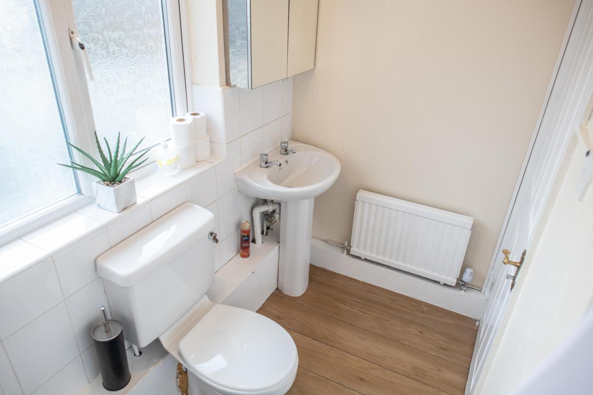 Ample Acton 4-bedroom Flat,ealing, West London