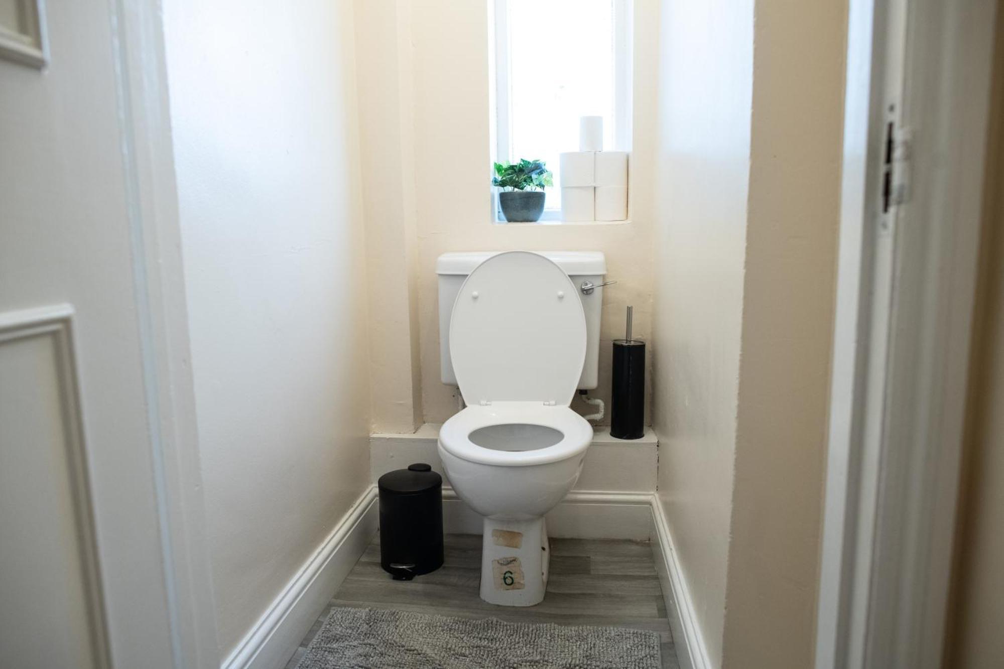 Ample Acton 4-bedroom Flat,ealing, West London