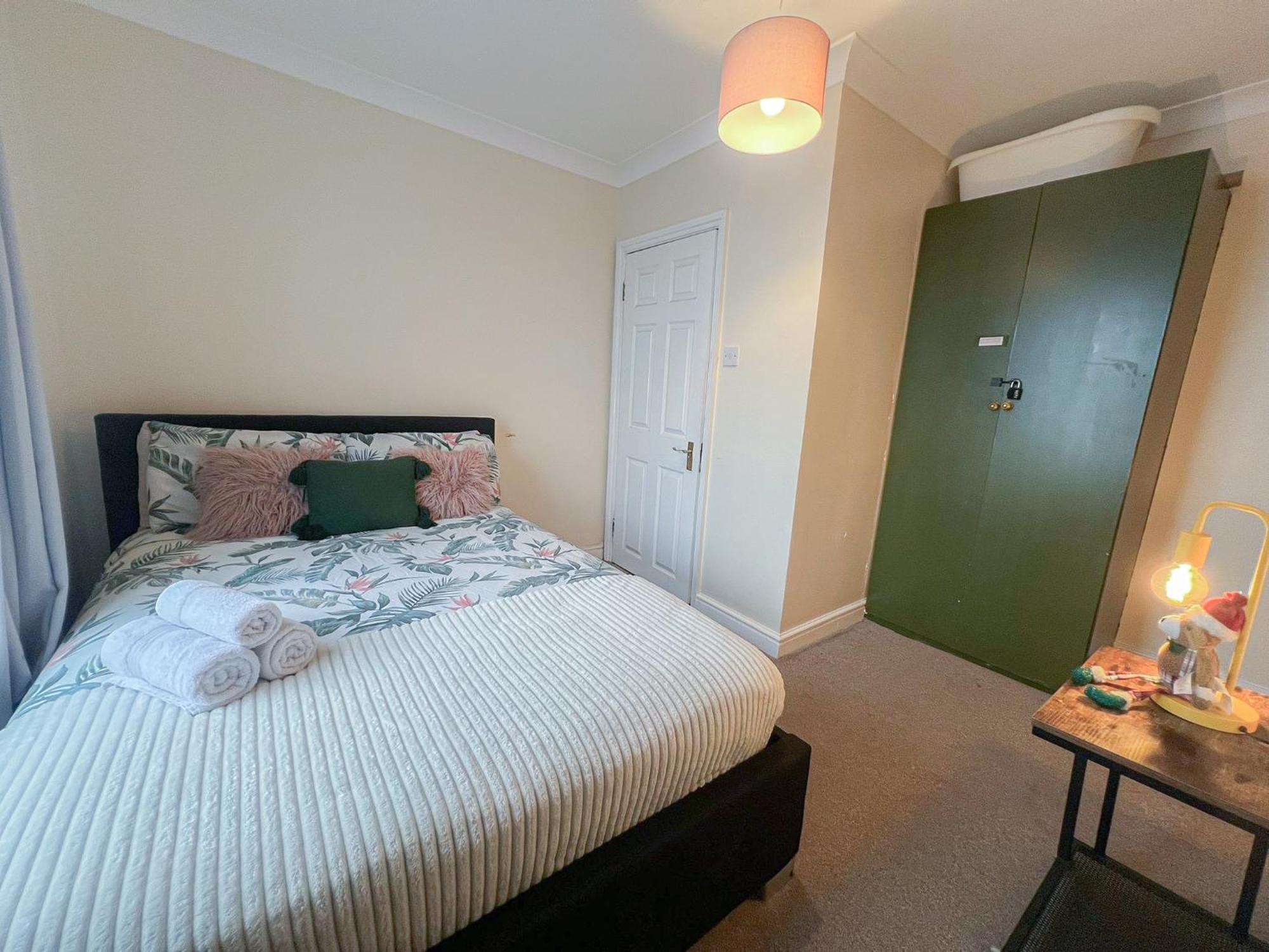 Ample Acton 4-bedroom Flat,ealing, West Apartment *