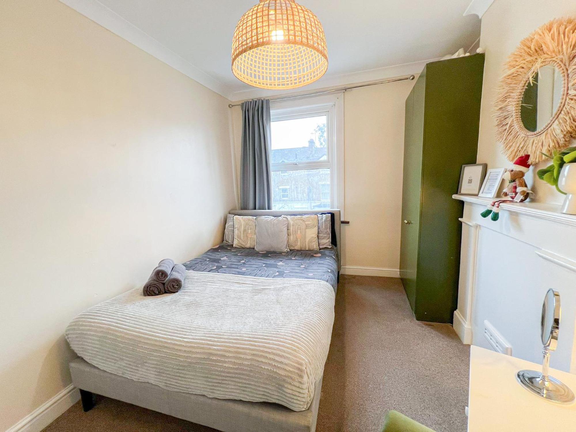 Apartment Ample Acton 4-bedroom Flat,ealing, West *