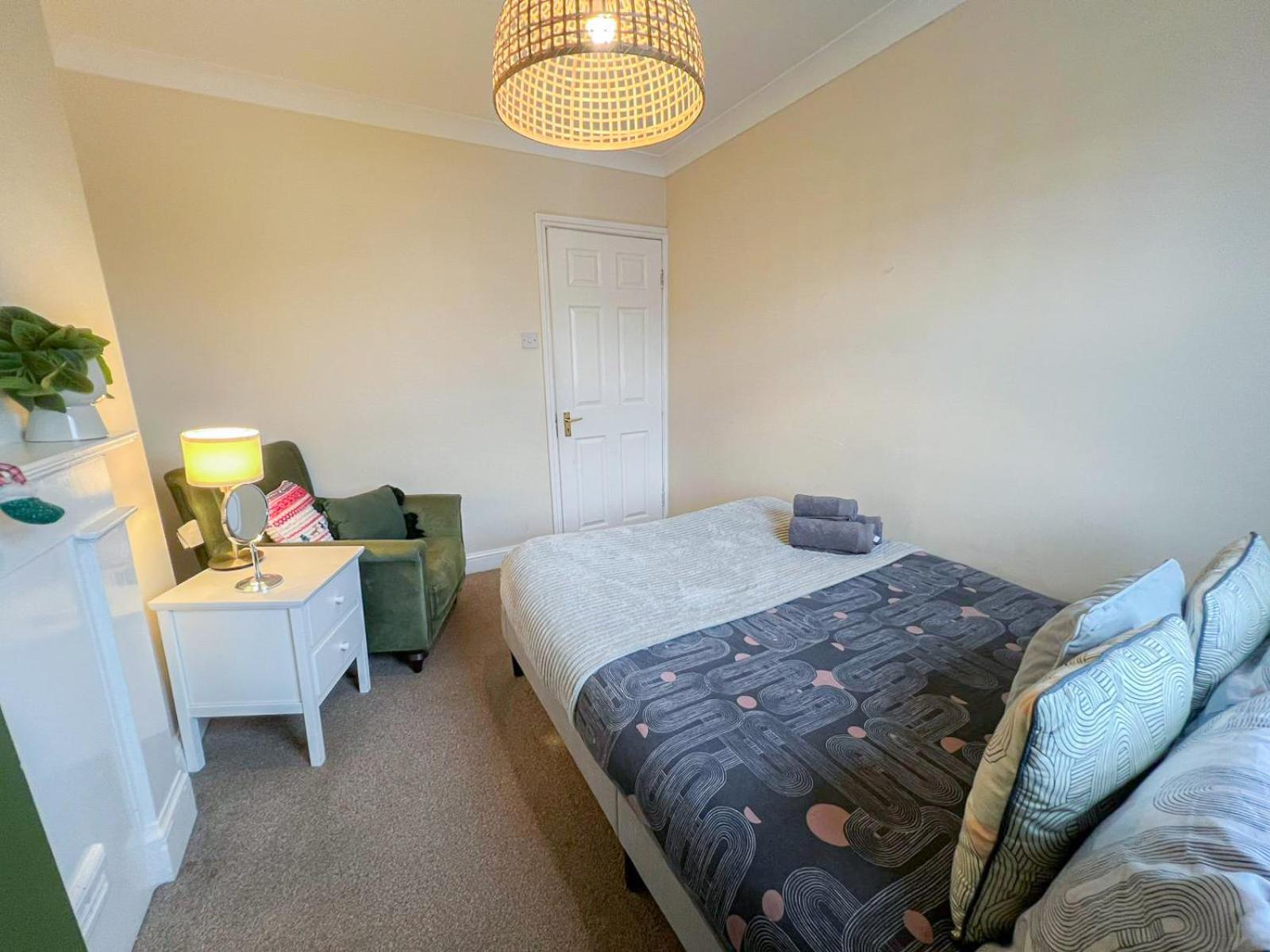 Ample Acton 4-bedroom Flat,ealing, West Apartment London