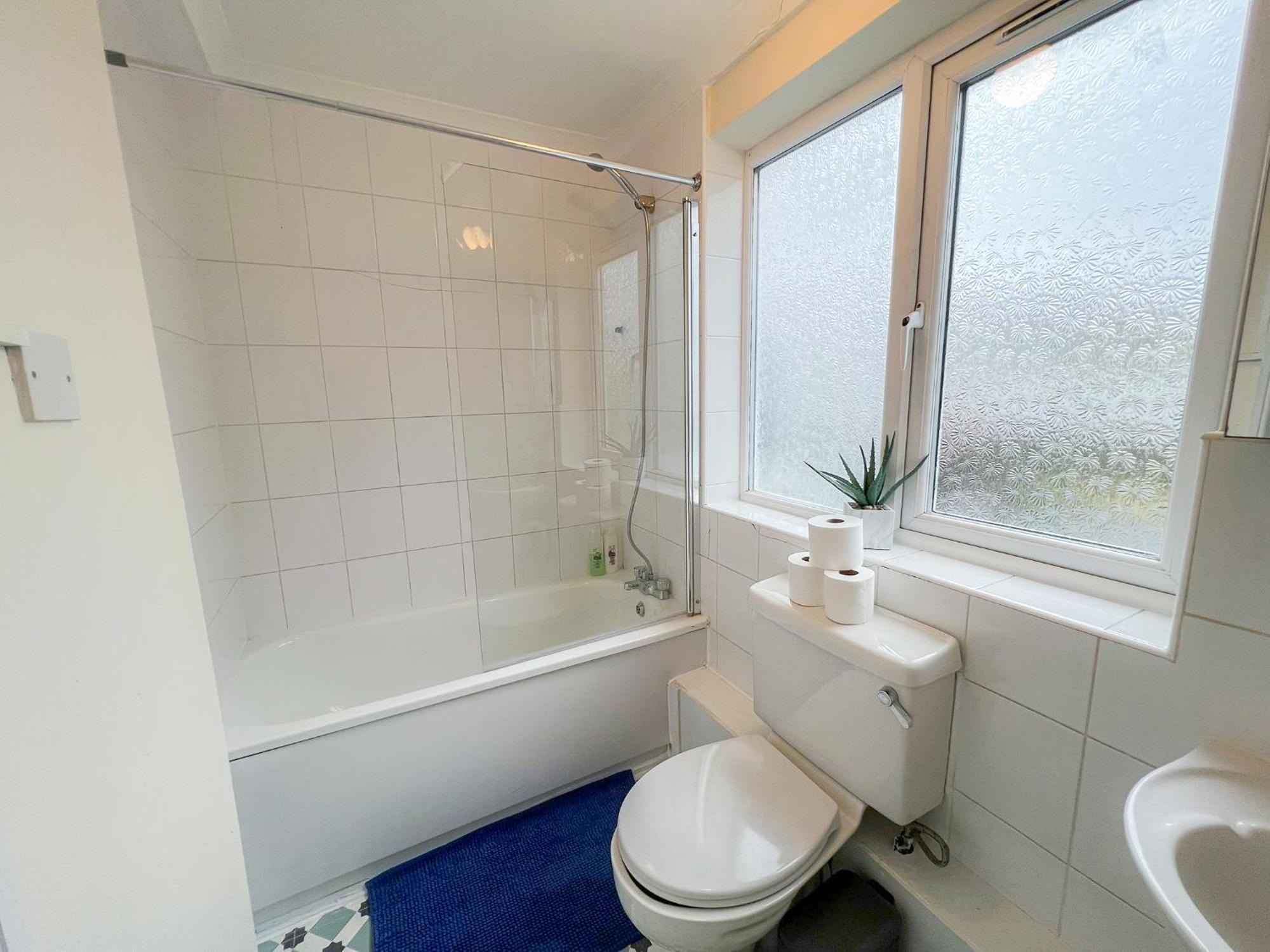 Apartment Ample Acton 4-bedroom Flat,ealing, West London