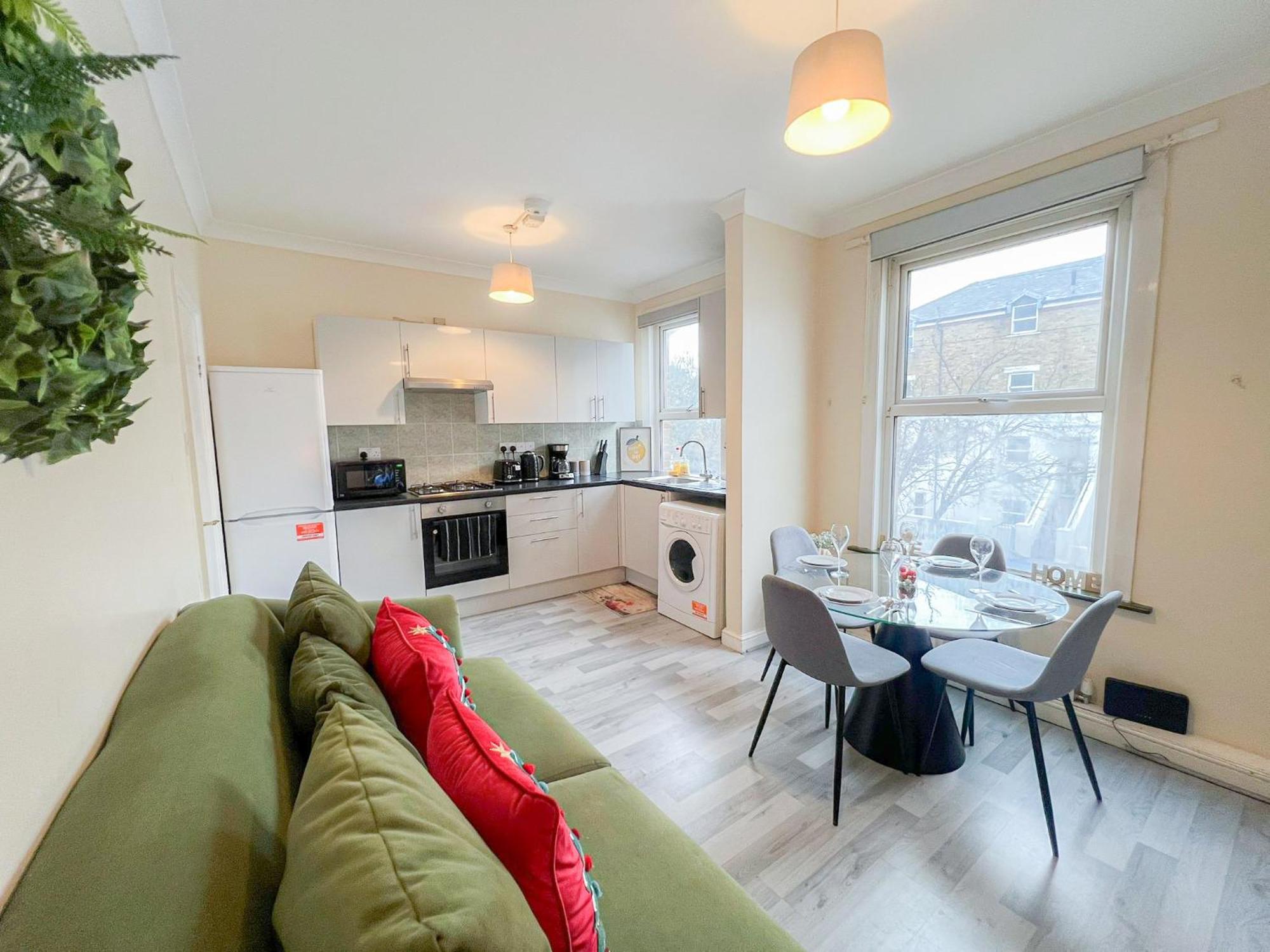 Ample Acton 4-bedroom Flat,ealing, West * London
